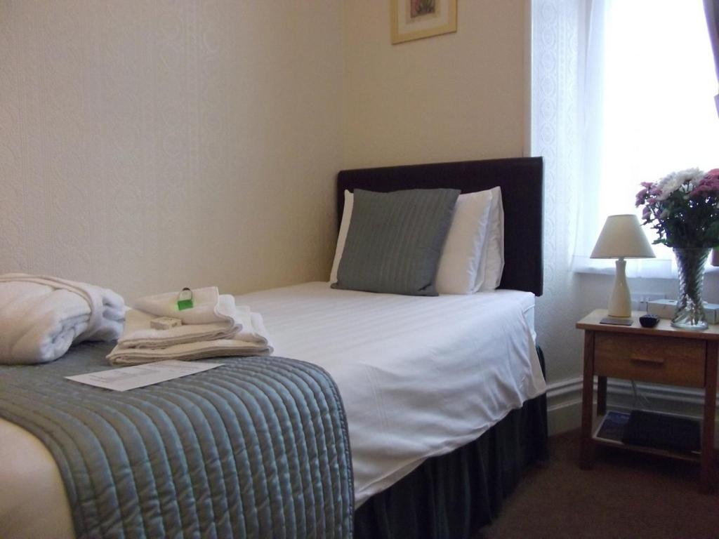 Holmlea Guest House Exclusively For Adults วินเดอร์เมียร์ ภายนอก รูปภาพ